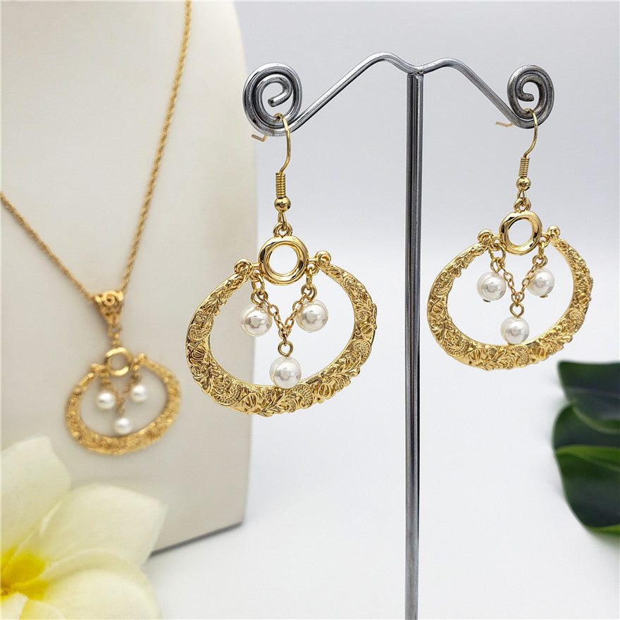 Set Of Carved Horseshoe Earrings And Necklace Sustained With Pearls In Different Colors