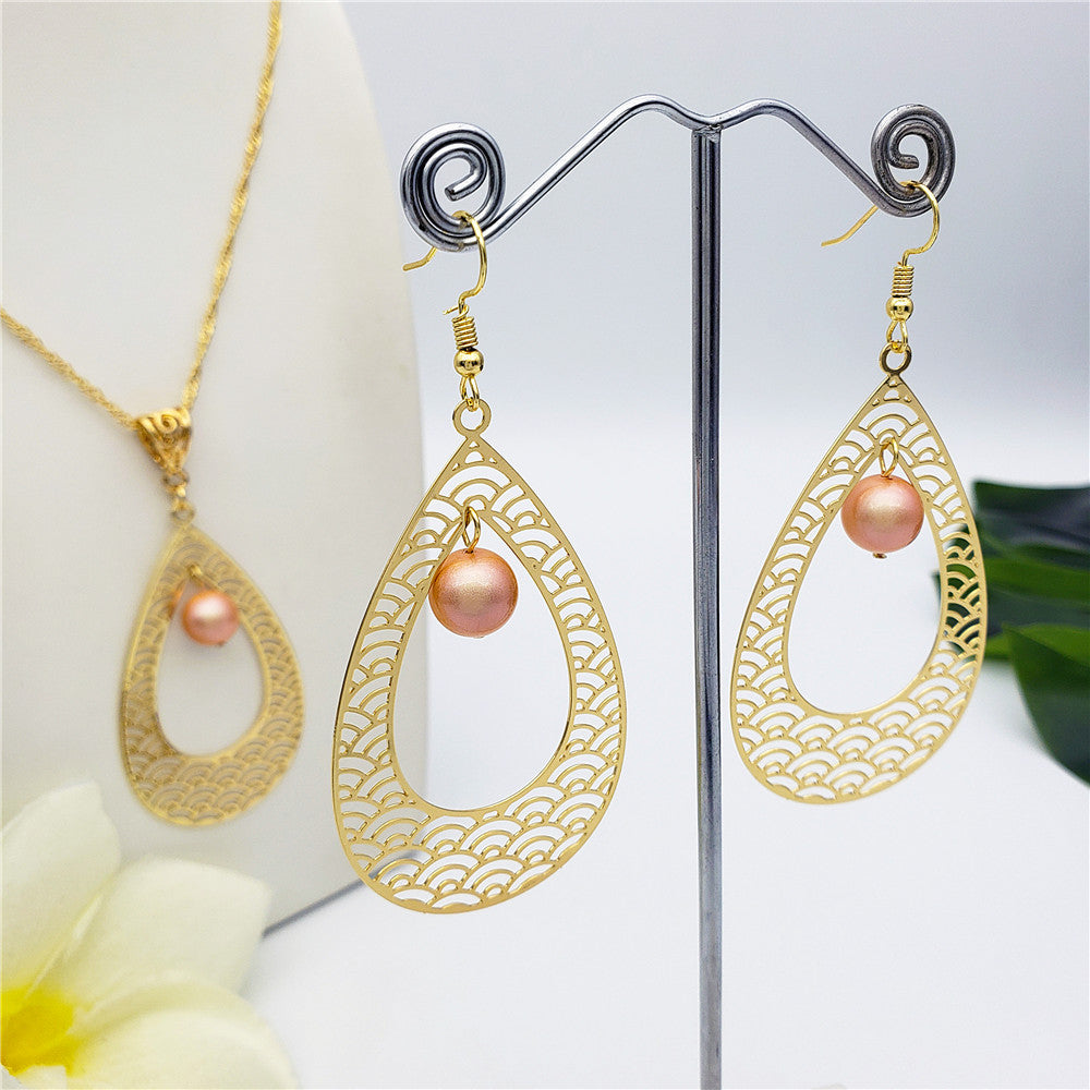 Set Of Carved Waves Double Teardrop Earrings And Necklace Sustained With A Pearl In Different Colors