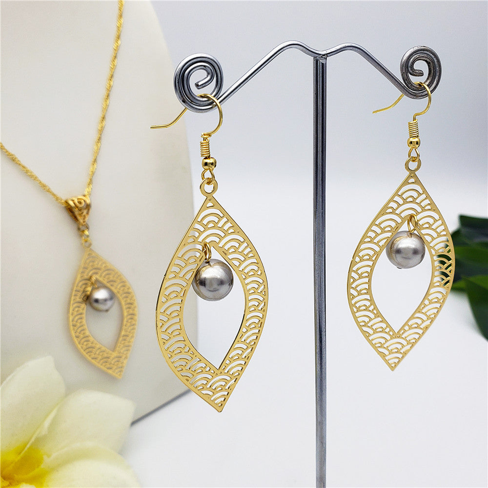 Set Of Carved Waves Double Leaves Earrings And Necklace Sustained With A Pearl In Different Colors