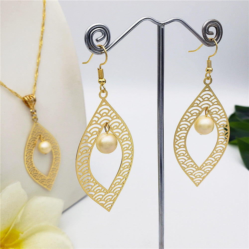 Set Of Carved Waves Double Leaves Earrings And Necklace Sustained With A Pearl In Different Colors