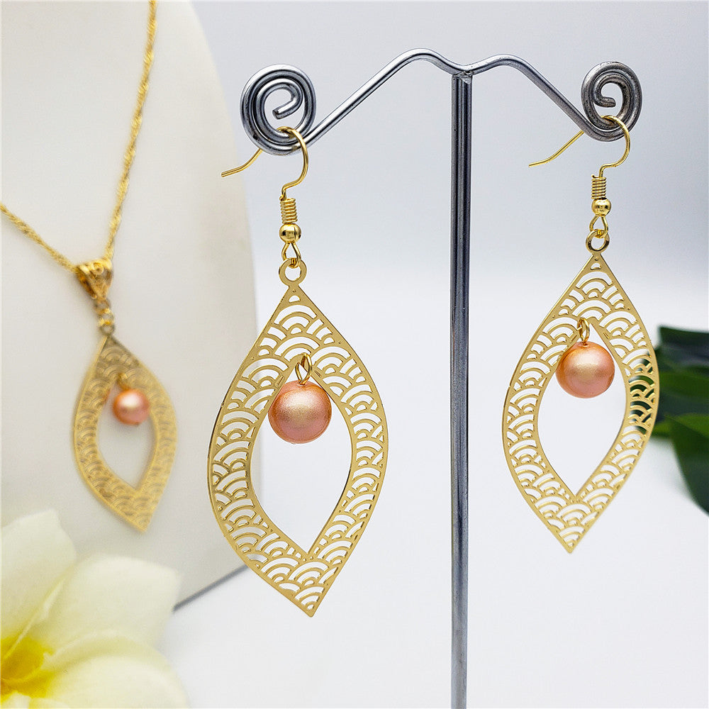 Set Of Carved Waves Double Leaves Earrings And Necklace Sustained With A Pearl In Different Colors