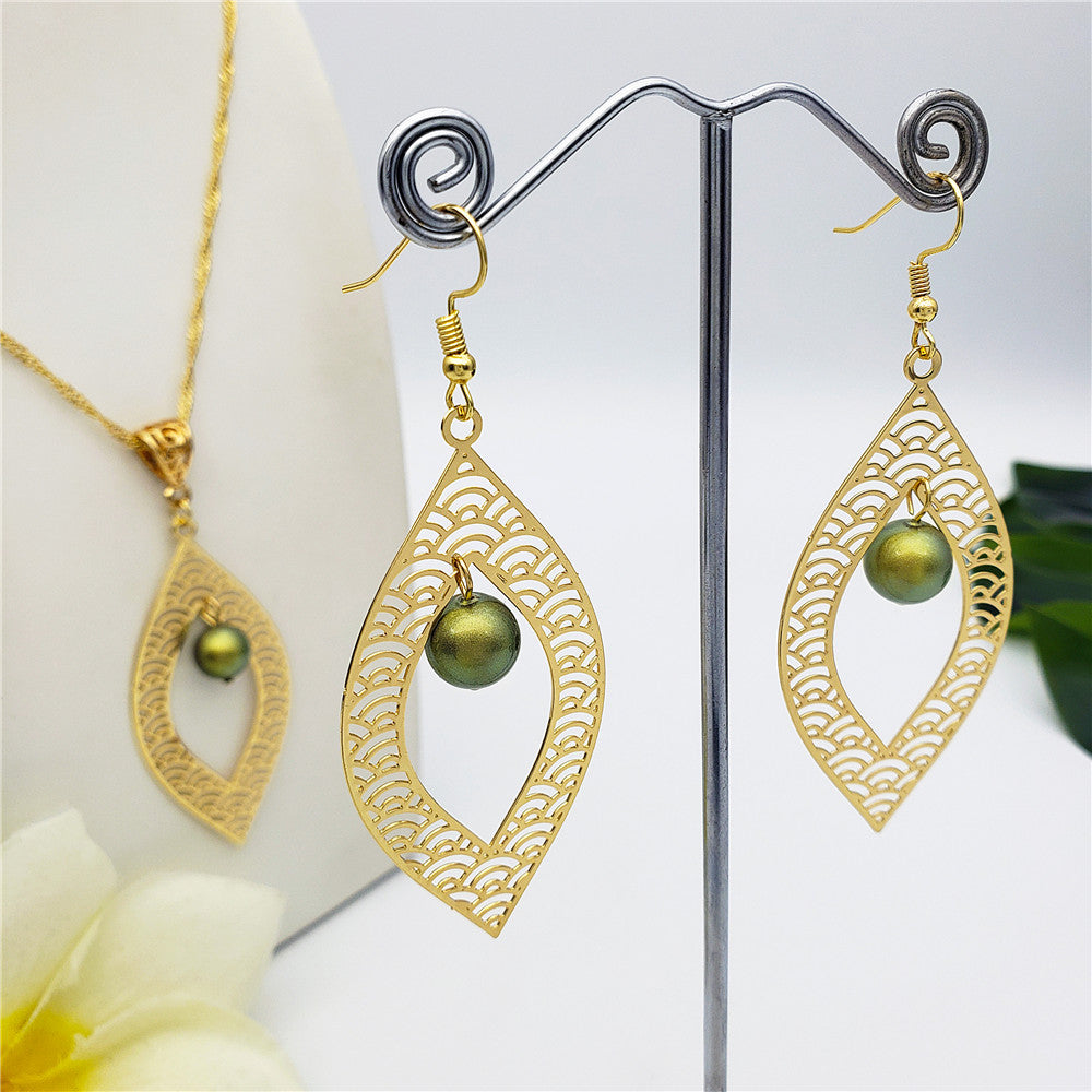 Set Of Carved Waves Double Leaves Earrings And Necklace Sustained With A Pearl In Different Colors