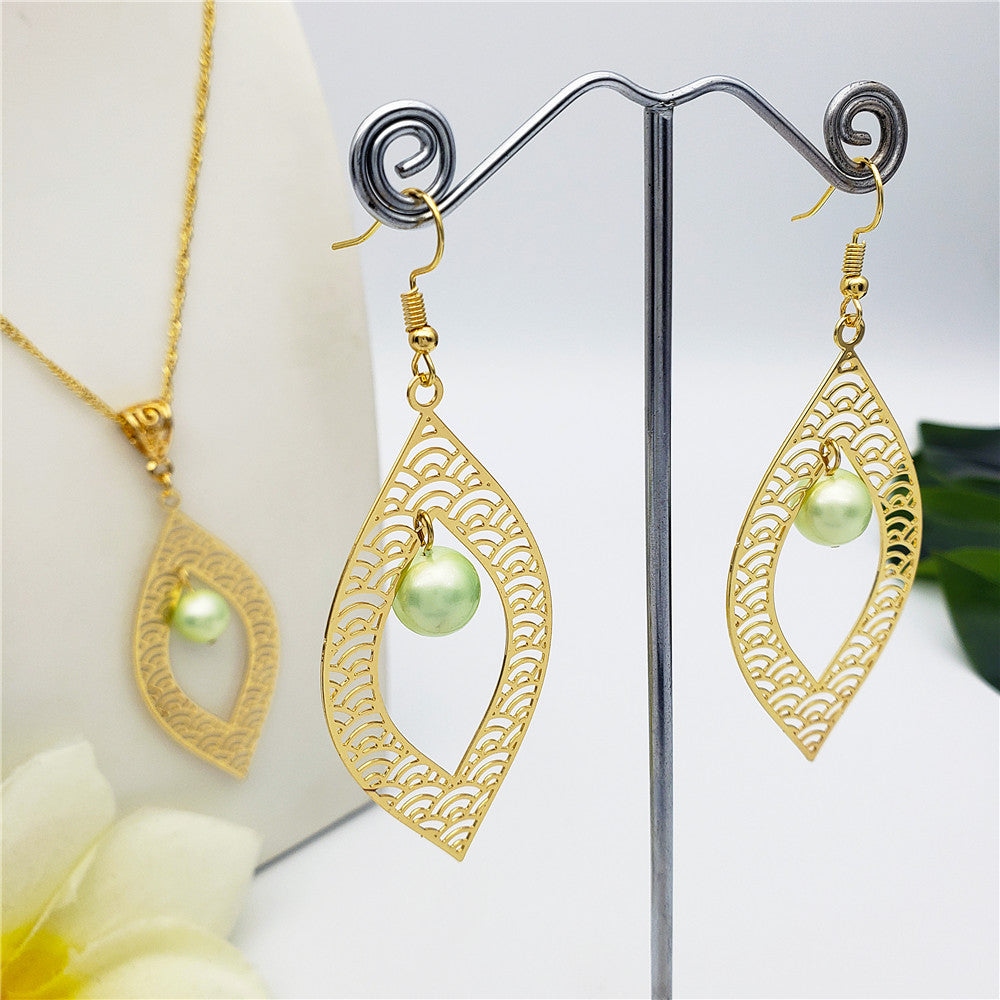 Set Of Carved Waves Double Leaves Earrings And Necklace Sustained With A Pearl In Different Colors