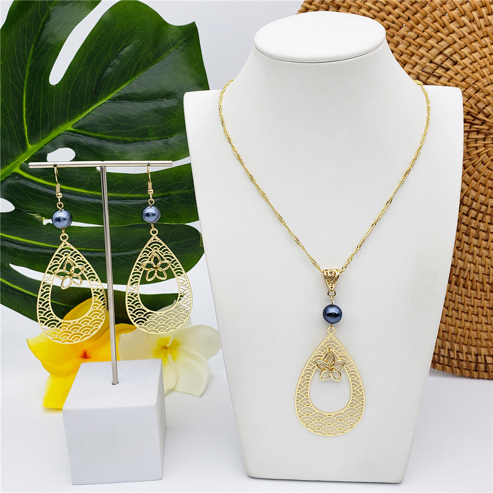 Set Of Carved Waves Double Teardrop Earrings And Necklace Sustained With A Petrol Pearl And Different Hawaiian Charms