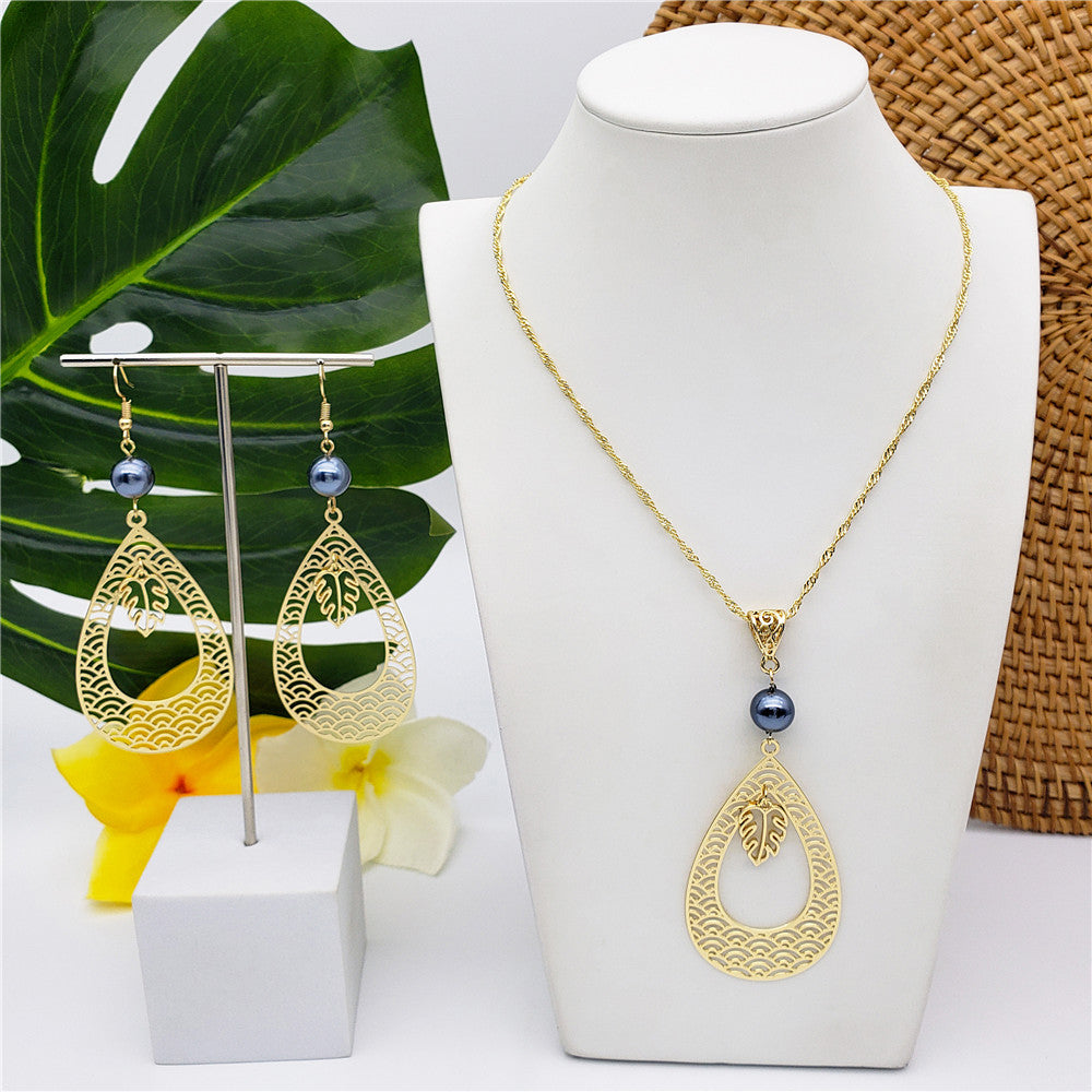 Set Of Carved Waves Double Teardrop Earrings And Necklace Sustained With A Petrol Pearl And Different Hawaiian Charms