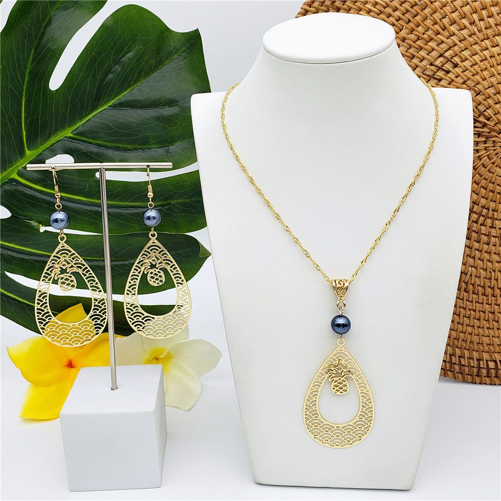 Set Of Carved Waves Double Teardrop Earrings And Necklace Sustained With A Petrol Pearl And Different Hawaiian Charms