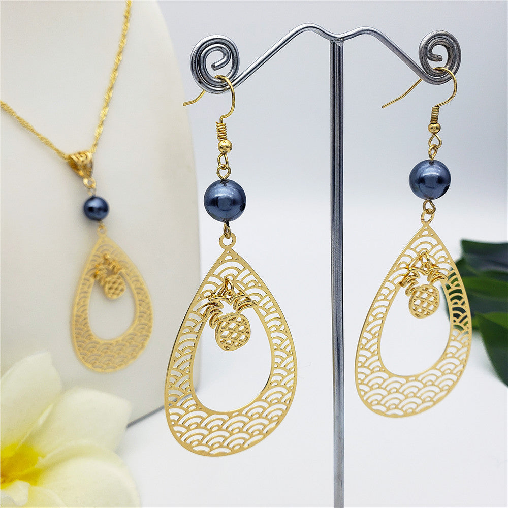 Set Of Carved Waves Double Teardrop Earrings And Necklace Sustained With A Petrol Pearl And Different Hawaiian Charms