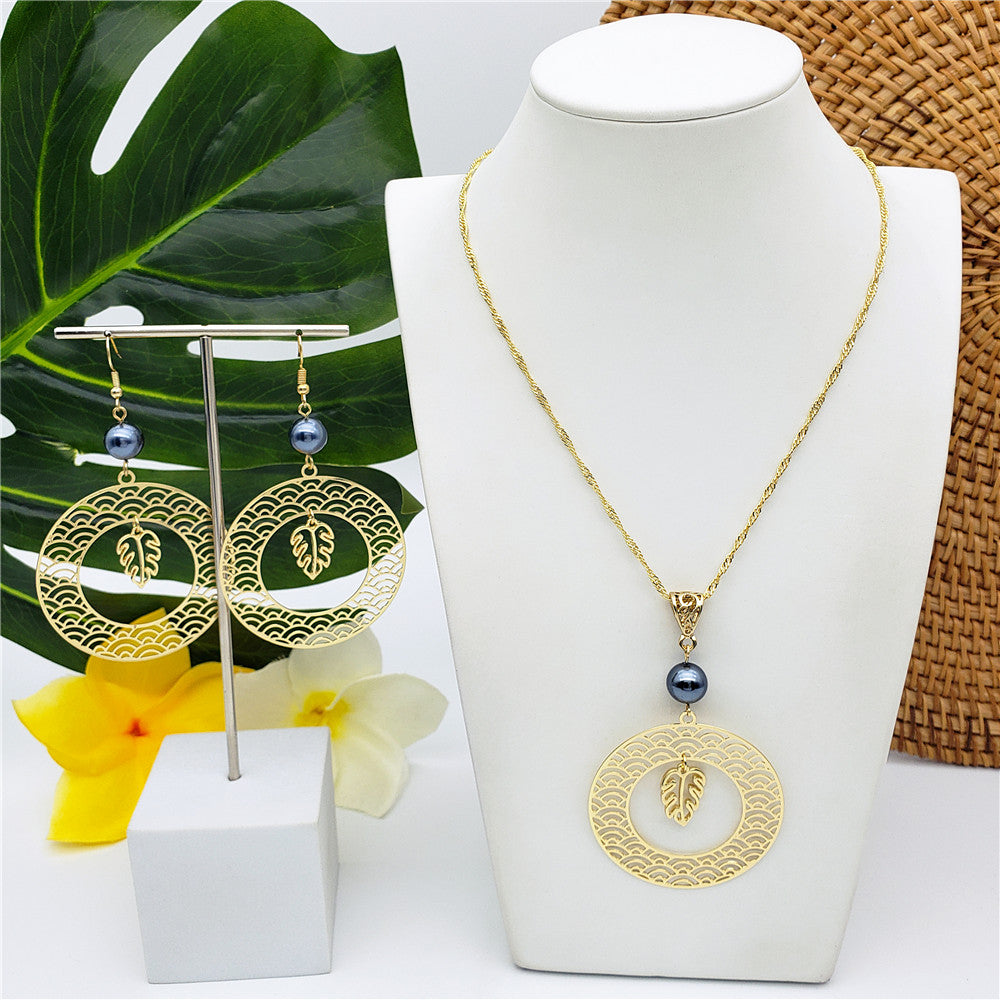 Set Of Carved Waves Double Circle Earrings And Necklace Sustained With A Petrol Pearl And Different Hawaiian Charms