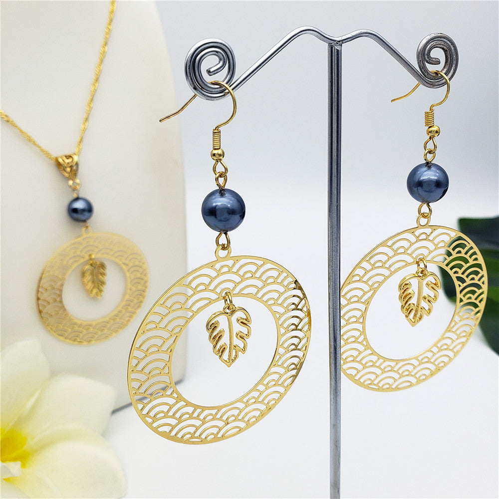 Set Of Carved Waves Double Circle Earrings And Necklace Sustained With A Petrol Pearl And Different Hawaiian Charms