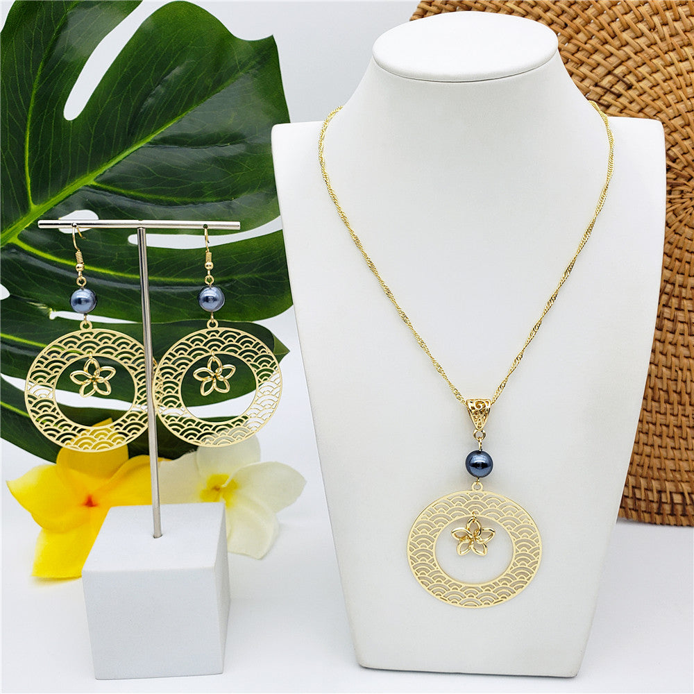 Set Of Carved Waves Double Circle Earrings And Necklace Sustained With A Petrol Pearl And Different Hawaiian Charms