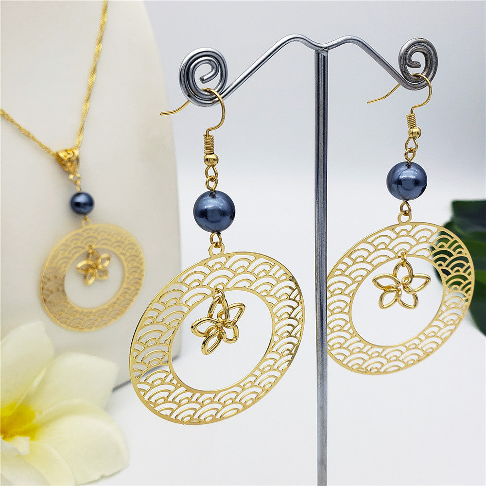 Set Of Carved Waves Double Circle Earrings And Necklace Sustained With A Petrol Pearl And Different Hawaiian Charms